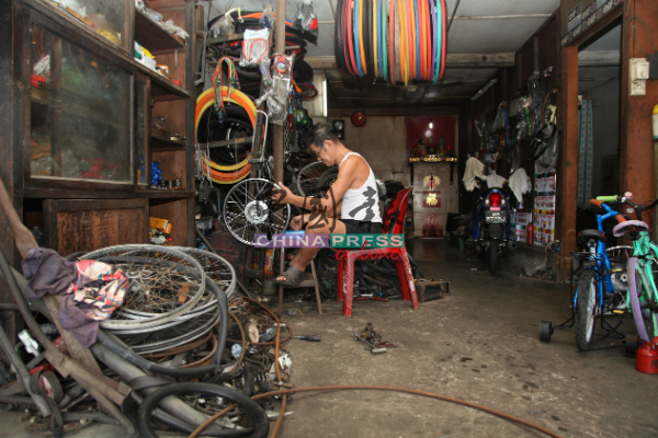 周双英在甘榜安南经营脚车生意超过50年。周双英在甘榜安南经营脚车生意超过50年。
