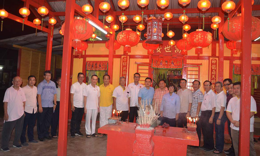 大山脚玄天庙失火烧毁,大山脚福德正神理事会事发隔天莅临祖庙峇都交湾万世安庙,请示玄天上帝指点迷津。左8为周如龙、杨庆传、吴俊益、庄佛和、王琛发教授等。