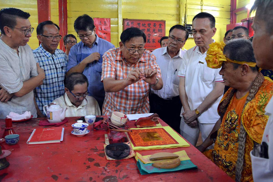 庄佛和(前排左3)正询问善后工作事宜。