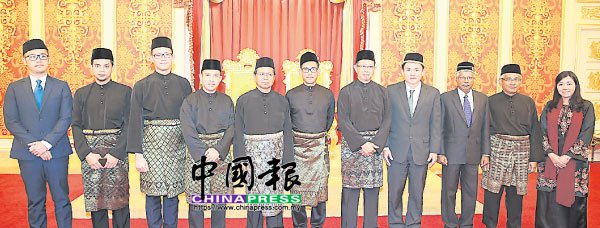 霹雳州希盟政府包括大臣阿末法依扎（左6）组成的行政议员阵容，于去年5月宣誓就任后的合影。