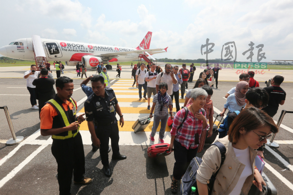 亚航从槟城飞抵马六甲的首航航班载有175名乘客，载客量达90%。