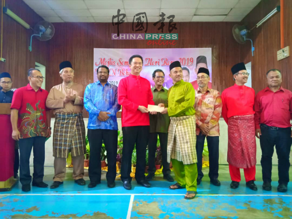 张聒翔（左 5）颁发活动基金予峇都基基村委会 主席，左 4为威拉班，右5是拉扎里。