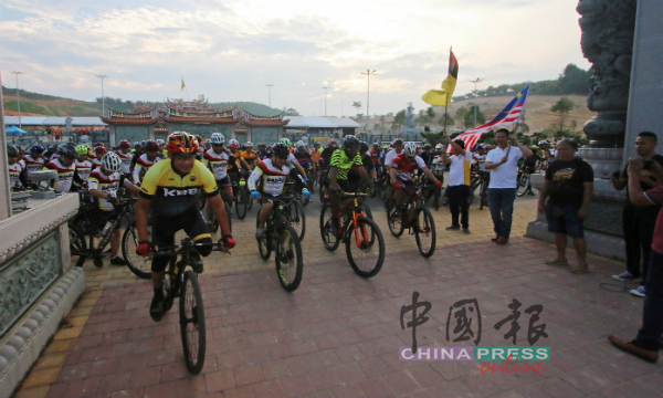 张聒翔（右3起）及郑祝喜联合主持越野脚车交流会挥旗礼。