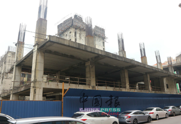 在峇章三角路马六甲广场的一座建筑工程停顿多时，雷宝翔建议业主考虑改建多层泊车场。