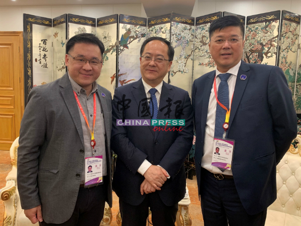 颜天禄（左起）与杜和平在出席第30届哈尔滨国际经济贸易洽谈会时进行会见座谈，右为洪来喜。