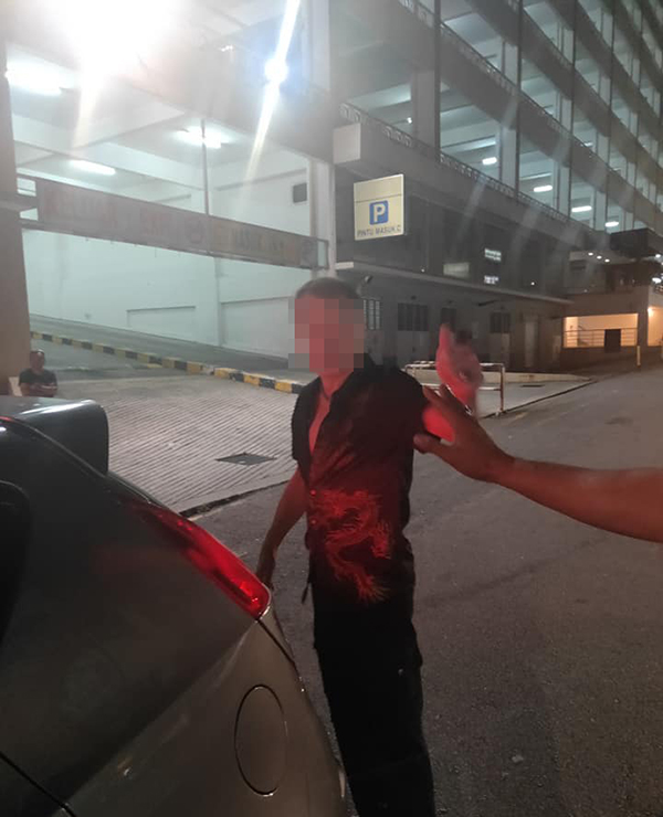 新加坡车牌司机撞伤人后非但不道歉，还骂路人应闪车。