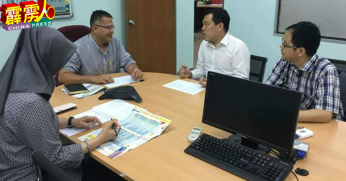 罗思义（右2）与吴锡华（右）会见萨义米（左2），商讨有关增加双轨电动火车在和丰的班次。