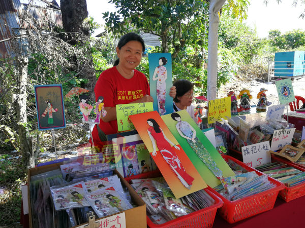 邓润心展示其售卖的各类纸娃娃。