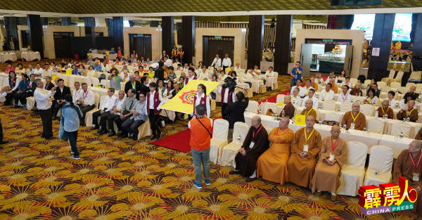 各属会代表出席马来西亚佛教总会第20届全国会员代表大会的闭幕仪式。
