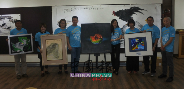 郑荣骅（左4起）移交4幅供拍卖的能量画予筹委会主席王湘莹。