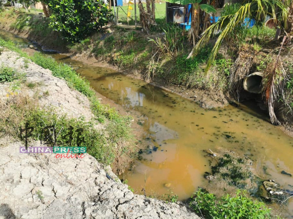 农民建议在另一条排水沟安装水闸门，必要时，随时可开关闸门灌溉。