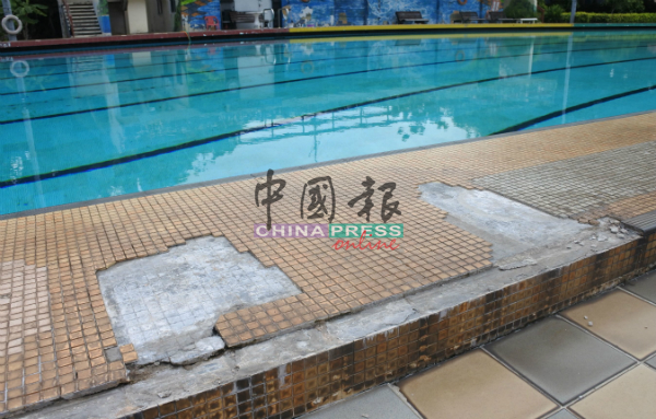 地砖破损，对泳池使用者带来威胁。