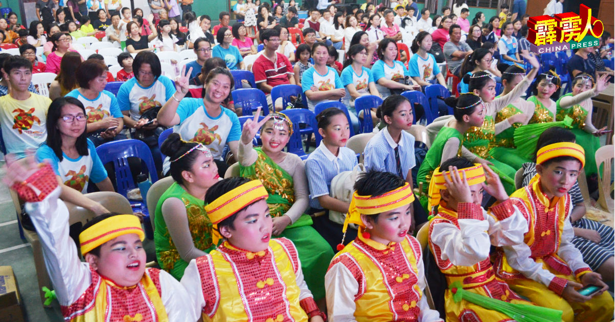 民众踊跃出席曼绒海龟节闭幕仪式。