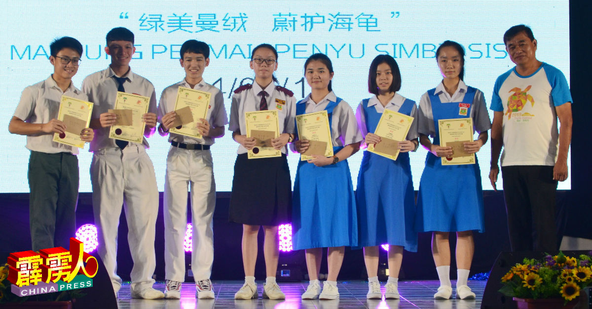 郭进光（右）和散文比赛中学组的优胜者分享喜悦。