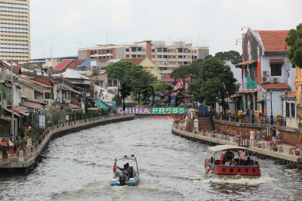 伴随着河水流淌，乘客也能感受马六甲老城区沿河风光。