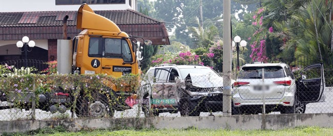 匪徒干案後，現場留下一輛羅裡及2輛被撞擊的休旅車。
