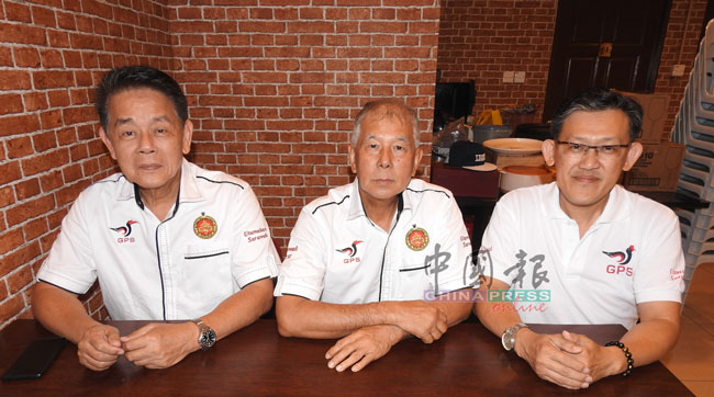 陈超耀（中）及陈冠勋（左）和薛华东联袂声明反对爪夷书法在华小实施。