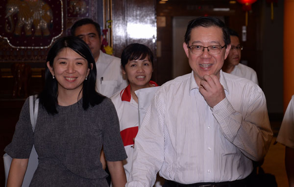 林冠英（右起）及杨美盈在汇报会结束后，面对媒体镜头微笑，但没多作说明。