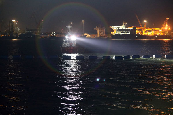当局派出搜救艇在海上照明。