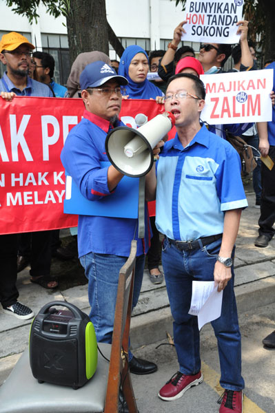 陈城周（右）为前锋报集团职员遭拖欠薪水事宜发声。