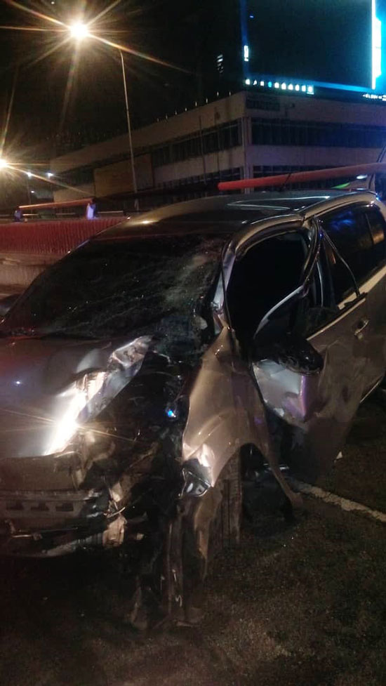 国产迈薇轿车行驶时失控，在冼都消拯局前发生车祸，其中1名乘客当场被夹毙。