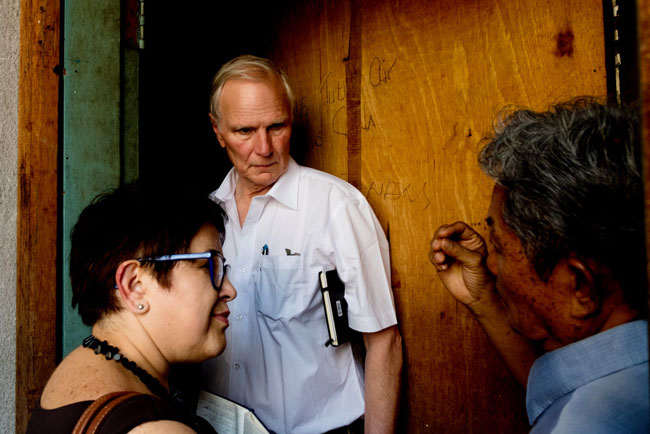 菲利普‧奥尔斯顿（白衣者）到访吉隆坡的人民组屋。