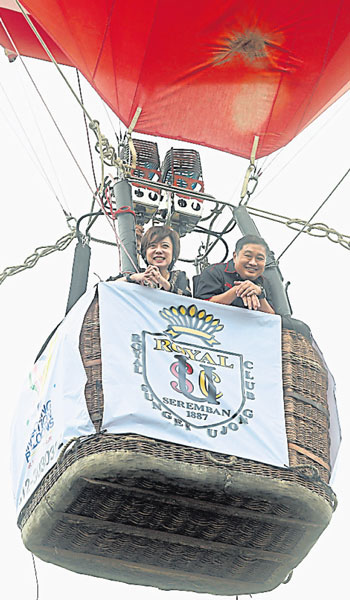 陈丽群（左）及杨凌辉一起登上热气球。