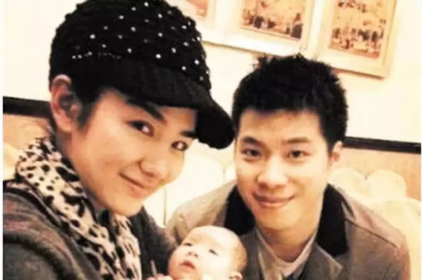 2013年黃奕為黃毅清誕下女兒。