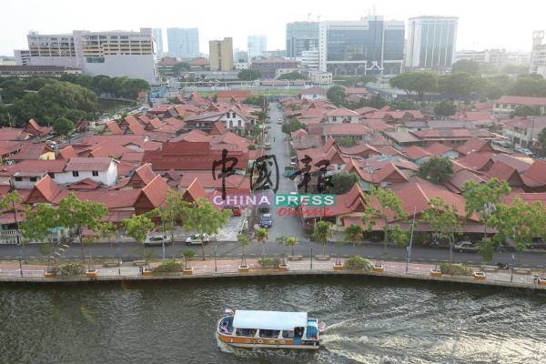 坐落甲河旁的甘榜摩登，是甲市区保存最完整的马来传统村庄，乘客可停下到该处探访。