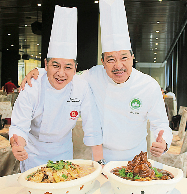 林振国大师（右）及何志强师傅事隔8年后再度跨界合作，联手呈现“辉煌入厨88之寻味盛宴”。