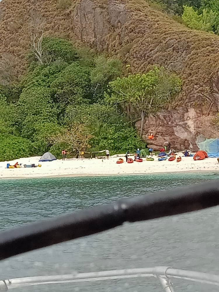 兩名新加坡籍華裔男女在豐盛港乘坐皮艇時，不知何故突然失蹤。