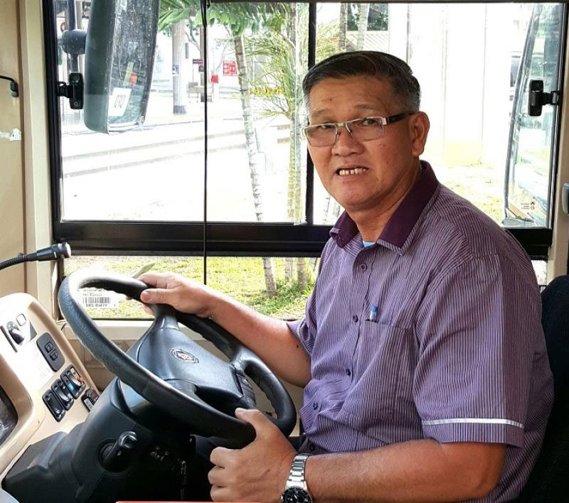 巴士乘客把一个装有现款的包包交给巴士车长苏昌盛，他立即交由主管并报警处理。（档案照）