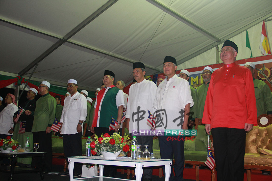 纳吉（右起）、阿末扎希、莫哈末哈山、安努亚慕沙、达基尤丁、拉兹曼竖立唱国歌。