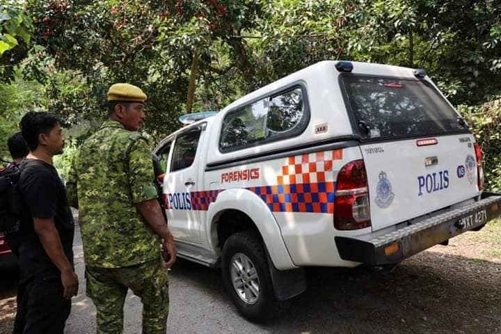 随着发现女子尸体，警方鉴证组人员进入山林内展开调查。