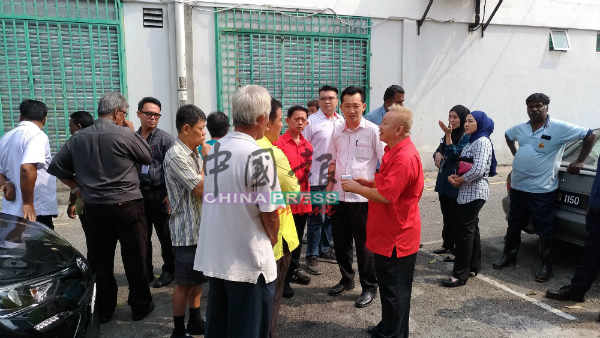 谢琪清（前右2）与芙蓉市议会官员、屠业行及芙蓉公市贩商公会等人，针对芙蓉大巴刹猪肉摊所要维修的部份进行交流。 