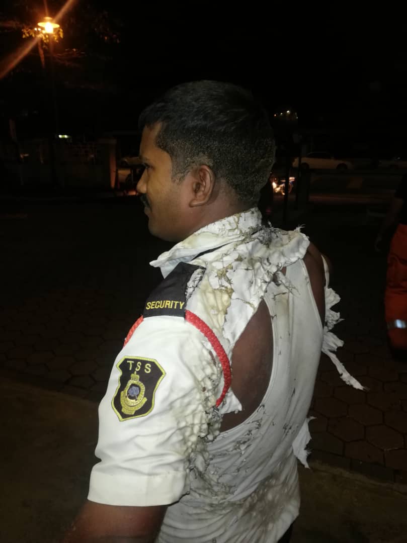 尼泊尔籍保安员的手部及背部被汽油弹灼伤。
