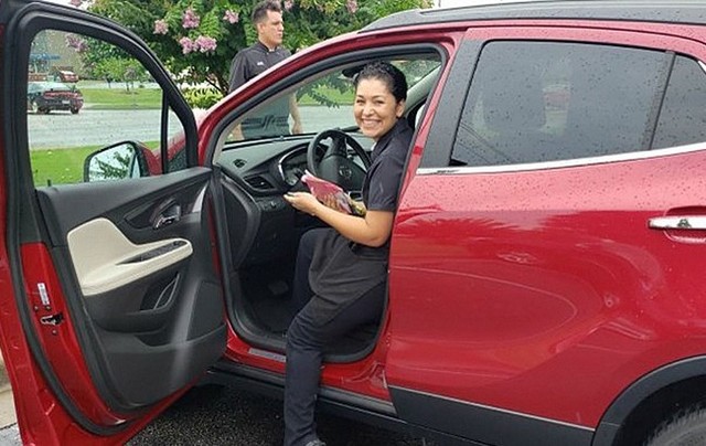 女服务生芭菈冈获得一辆新车。