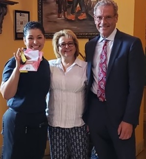 芭菈冈(左)和送车的哈里森夫妇。