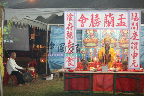 州内不少庙宇或社区每年举办盂兰盛会，让人参与普渡。