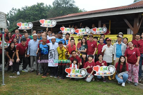 “爱花城3.0慈善嘉年华”让不同种族及宗教的人士聚集一起，体现马来西亚真正的和谐精神。