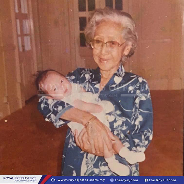 柔佛王后的华裔外祖母在世时，曾抱过还是婴儿的柔佛摄政王东姑依斯迈。