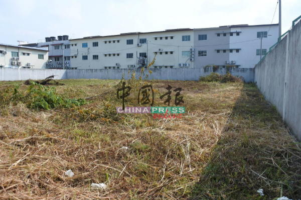 陈劲源建议排污局将废置土地改辟为泊车场。