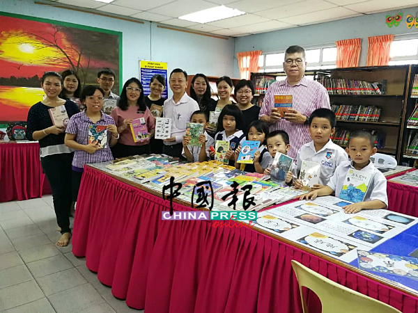 芙中校友会花城图书馆好书入驻朱湖华小，由校长石美兰（左5）代表接领。