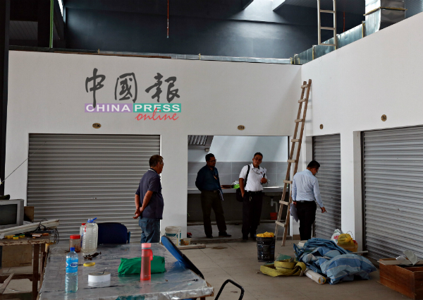 芙蓉市议会官员巡视巴刹楼上完工后的设施状况。