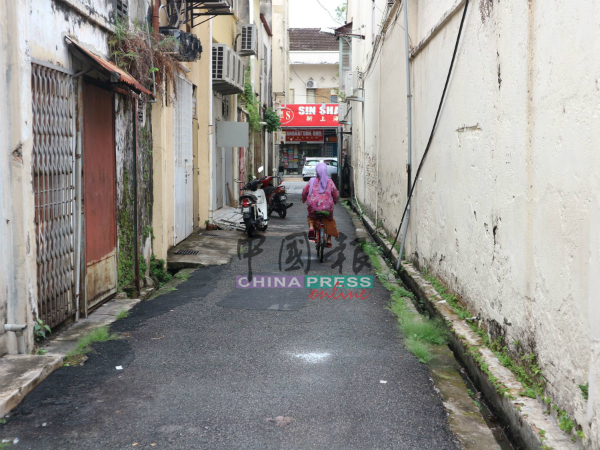 祈安律小巷可以往返文西阿都拉路及武雅拉也，每天都有不少民众使用。