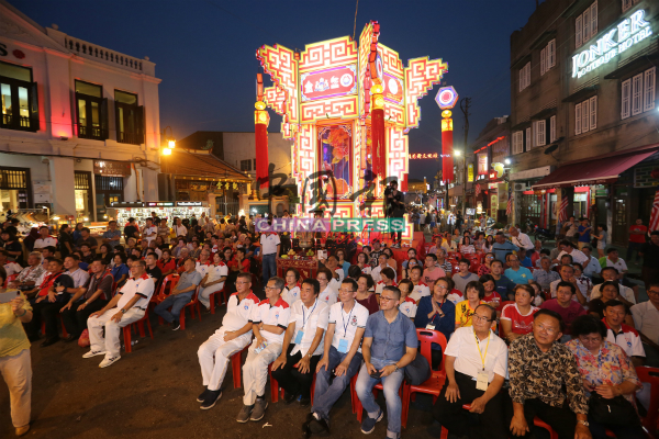 甲海南会馆在鸡场街舞台举行“妈祖巡游。赏戏”文化活动，海南子弟踊跃参与外，也吸引游客围观。