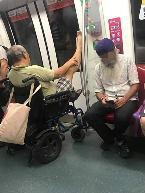 名乘坐行动辅助工具的大叔在地铁内翘高脚，被其他搭客拍下照片上传到社交媒体上引起讨论。（取自面子书）