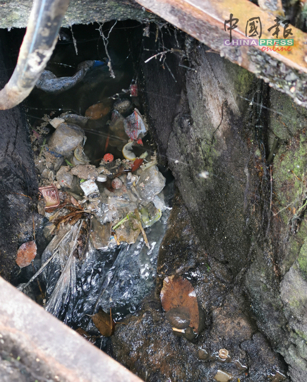 沟渠内堆满厨余、垃圾、污水、油渣，看了令人作呕。