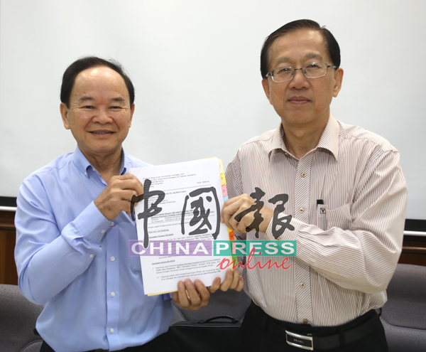 陈大锦（左）与陈友信展示柔州董联会向社团注册局提呈的上诉文件。