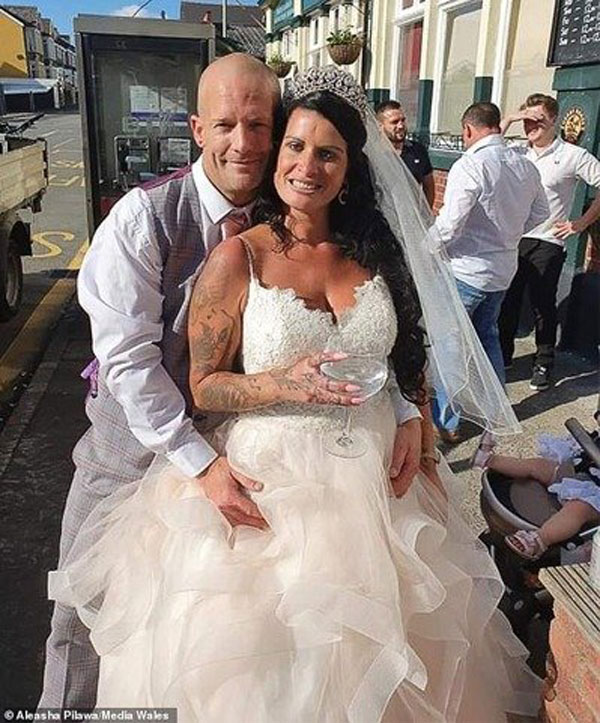 保罗的女友阿莱莎策划了一场假婚礼。《每日邮报》